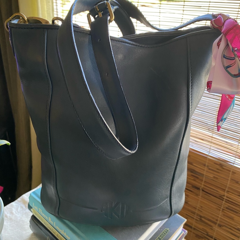 ANNE KLEIN II NAVY BUCKET SHOULDER BAG